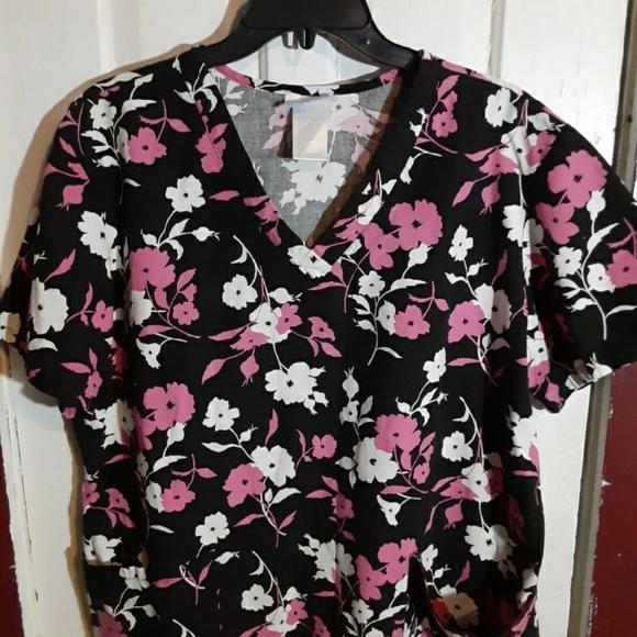 Scrub top - Picture 2 of 9